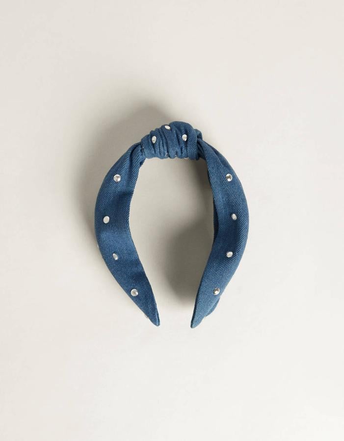 El denim no podía faltar en esta selección y en este caso es Bershka quien apuesta por él. Con perlas en toda la diadema, cuesta 5,99 euros.