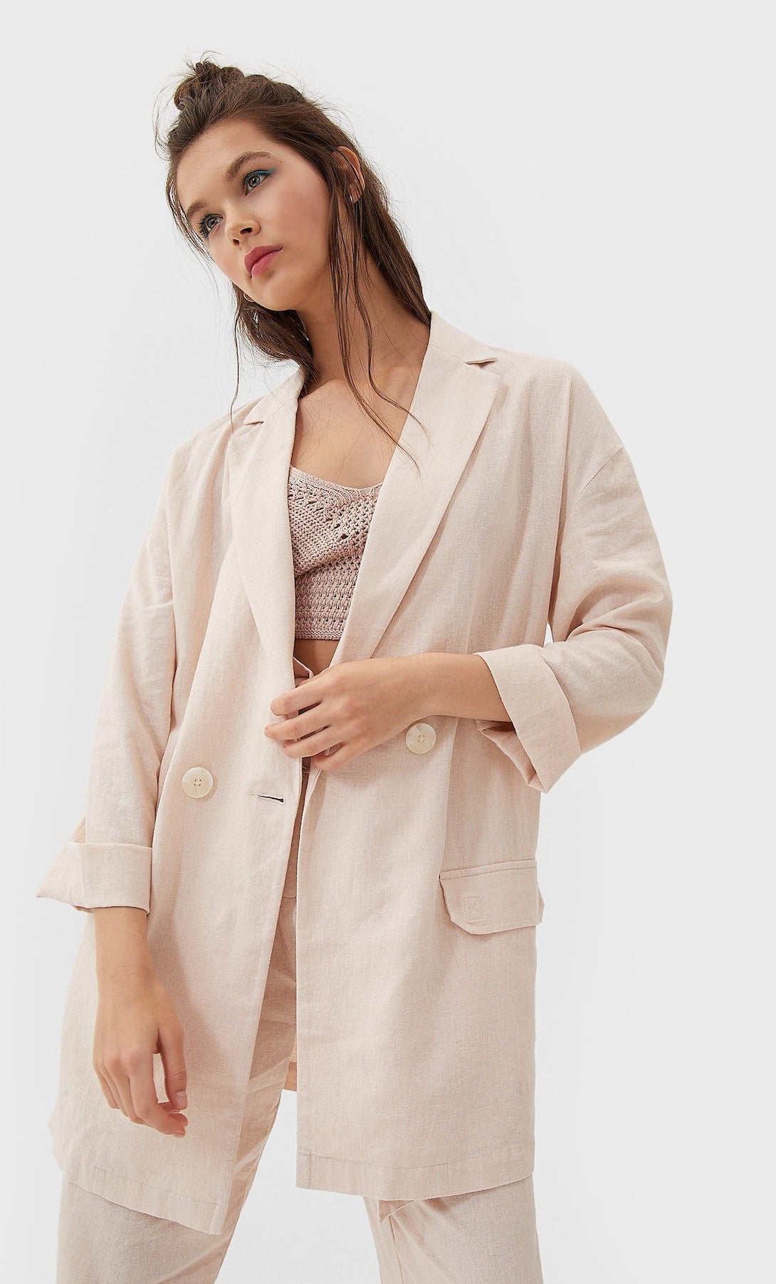 Americana de lino oversize en tono rosa pálido de la nueva colección de Stradivarius. (35,99 euros).