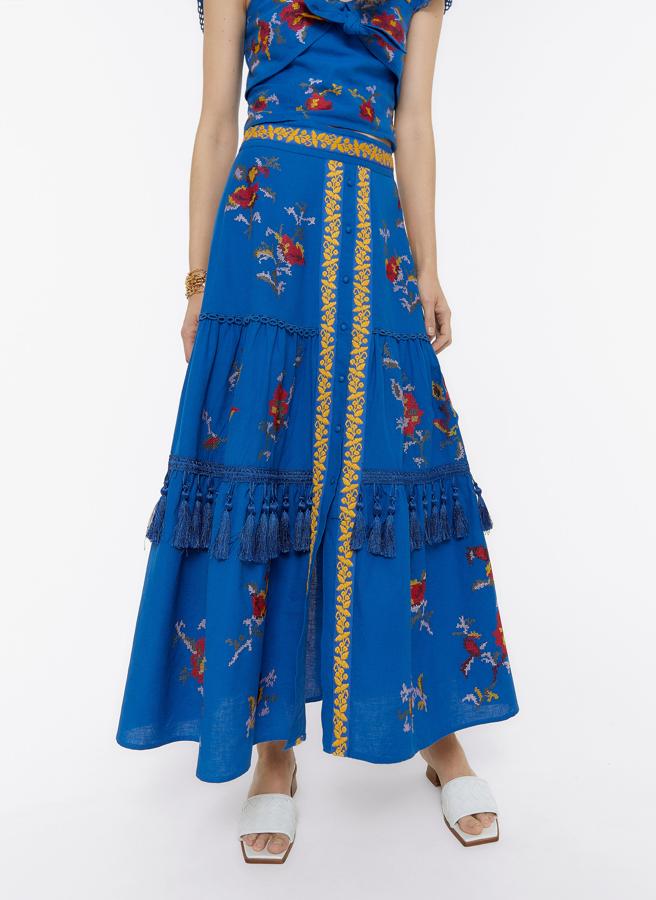 Falda larga a juego con el top con bordados y botones delanteros, con adornos de flecos y pompones, de la nueva colección de verano de Uterqüe (99 euros).
