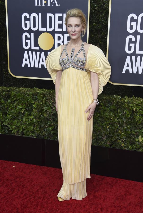 En los Globos de Oro de 2020 con un vestido plisado de Mary Katrantzou.