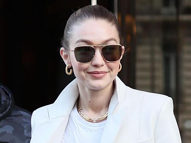 La modelo Gigi Hadid con uno de sus 200 pares de gafas de sol.