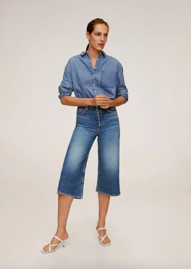 Entre las propuestas de Mango están estas bermudas que terminan por debajo de la rodilla y pertenecen a la colección sostenible de la firma catalana. Cuestan 29,99 euros y están disponibles entre las tallas 32 y 40.