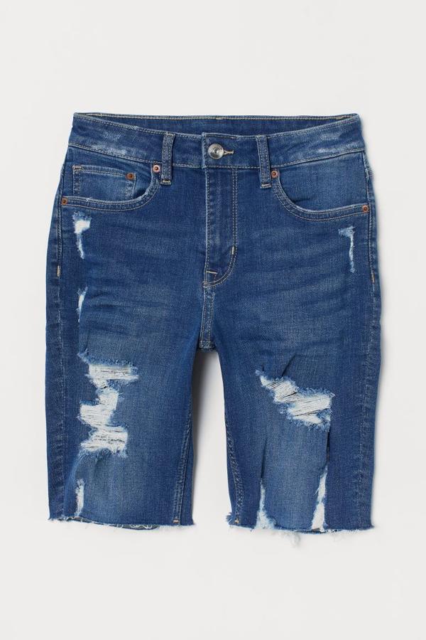 Denim elástico y lavado con detalles maxidesgastados para estas bermudas de H&M con largo hasta la rodilla. En azul oscuro, cuestan 24,99 euros y están disponibles entre las tallas 32 y 40, aunque la 38 y la 40 se están agotando.