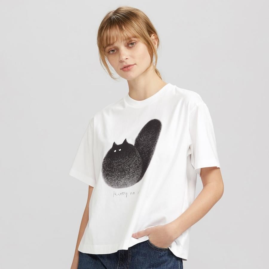 El blanco es el color estrella de la colección y esta camiseta viene con un peludísimo felino en color negro. Cuesta 14,90 euros y está disponible entre las tallas XXS y XXL.
