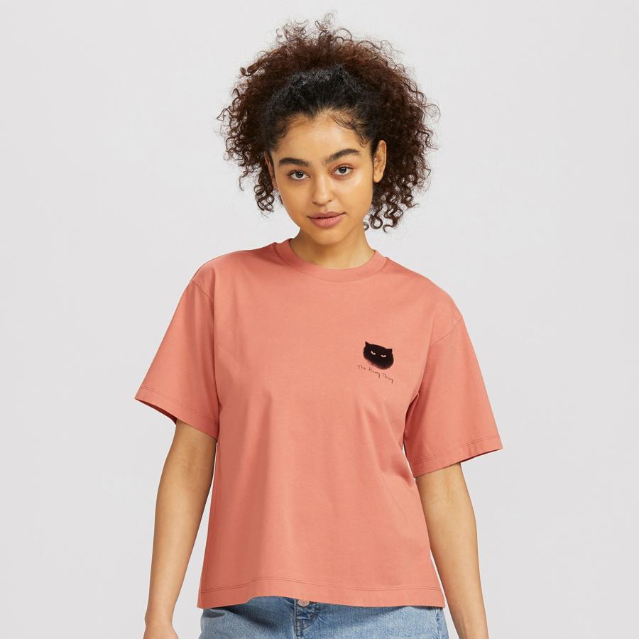 Los tonos pastel son ideales para este momento del año, y esta camiseta en color rosa es una gran apuesta para los looks primaverales. Con estampado minimalista en color negro, cuesta 14,90 euros y está disponible entre las tallas XXS y XXL.