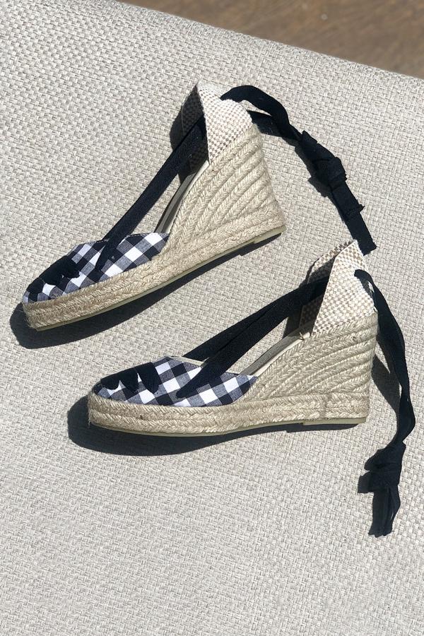 Cuñas de esparto con cuadros vichy, de la segunda colección de Mint & Rose x Petite Mafalda (192 euros).