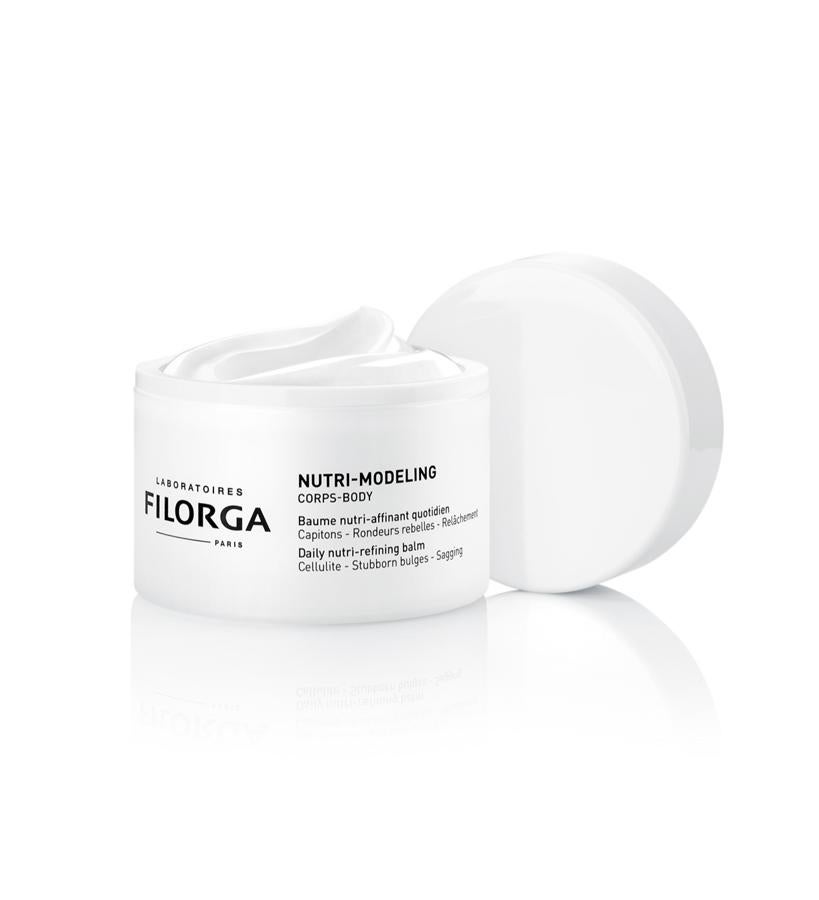 Este contiene cafeína para reducir los cúmulos de grasa, colágeno de origen marino para reafirmar, mantecas para nutrir, activos vegetales reafirman, aceites de hiedra y babasú que alisan, y un cóctel propio de la marca, formulado con 50 activos que actúa contra todos los signos del envejecimiento.  Nutri-Modeling Bálsamo Nutrirreductor Diario de Filorga  (39,90 €).