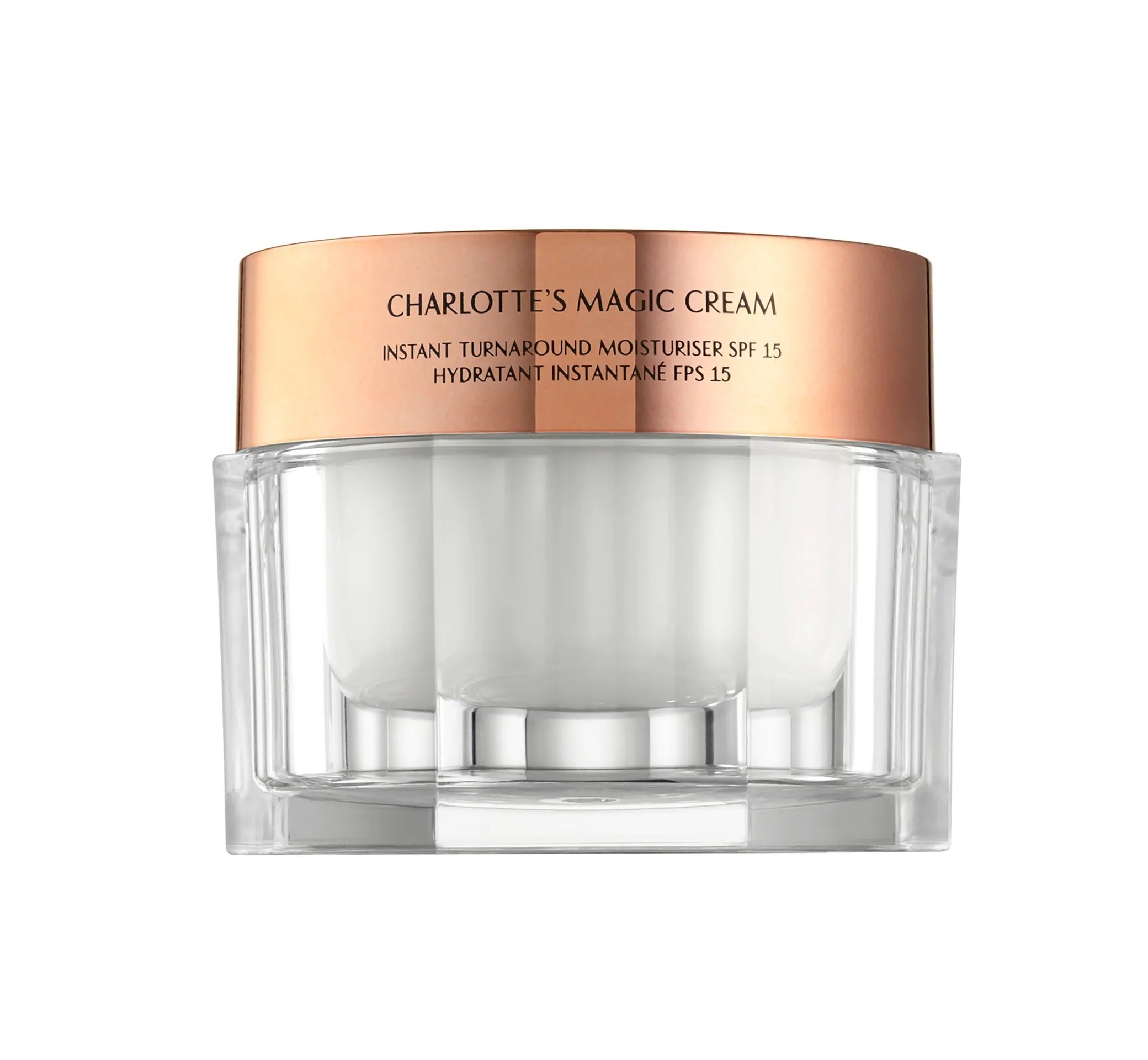 La emblemática  Magic Cream de Charlotte Tilbury , sí esa que adoran las famosas, también contiene factor de protección SPF 15, un filtro solar contra los rayos UVA que protege la piel de los signos de la edad provocados por el sol. Además de ser un perfecto antiedad gracias a ingredientes de la talla del ácido hialurónico, la rosa mosqueta, la camomila, la vitamina E y los extractos de pensamiento salvaje. (63,95 euros/30ml).