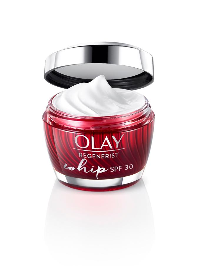 Se absorbe inmediatamente y contiene un complejo Avanzado de Amino-Péptidos que se enacarga de combatir los signos de la edad, rellenar las arrugas y alisar la superfiicie de la piel. Pero, además, lleva un escudo deprotección de SPF30.