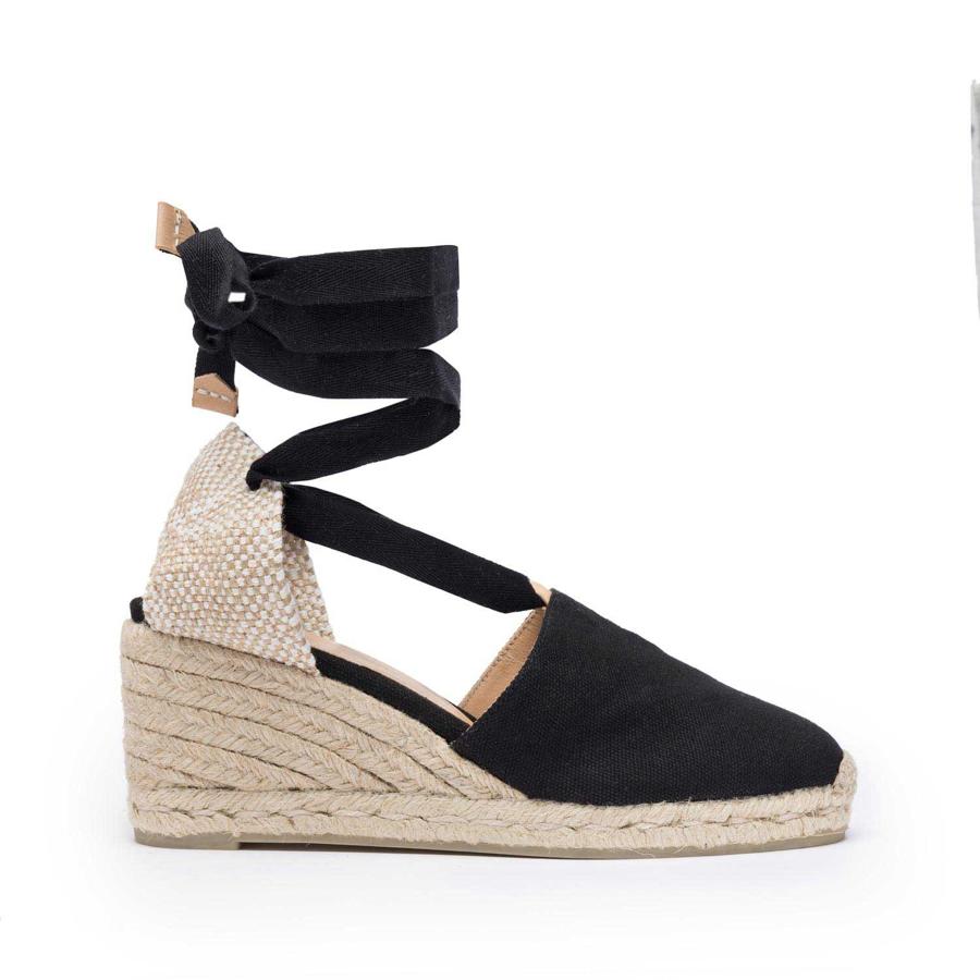 Las clásicas alpargatas con cuña de Castañer, en color negro (100 euros):