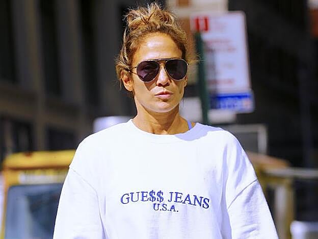 Jennifer Lopez con gafas de sol de Amavii, la firma favorita de las celebrities.