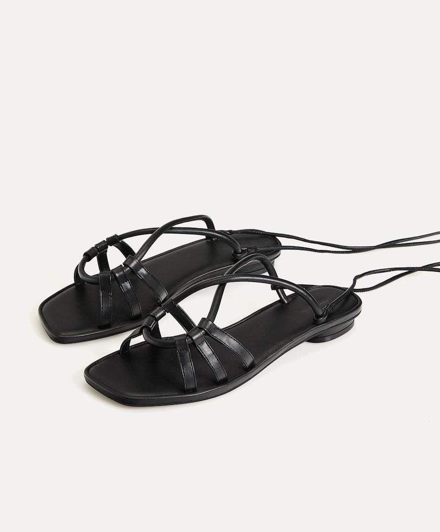 Otro estilo de sandalias atadas con diferente cruce de Oysho. (27,99 euros).