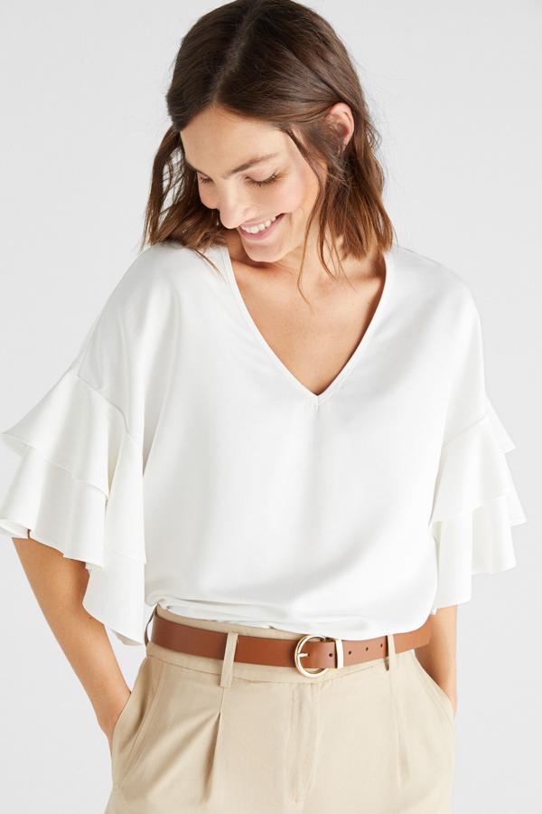 Top con mangas acampanadas y con volantes, de Cortefiel (49,99 euros).