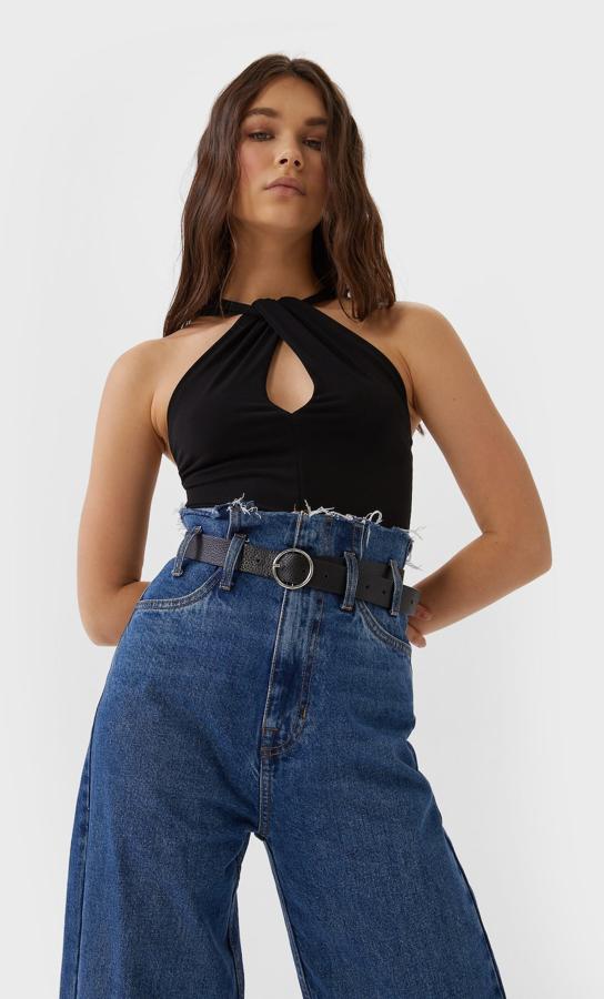 Top body negro con nudo en el cuello, de Stradivarius (15,99 euros).