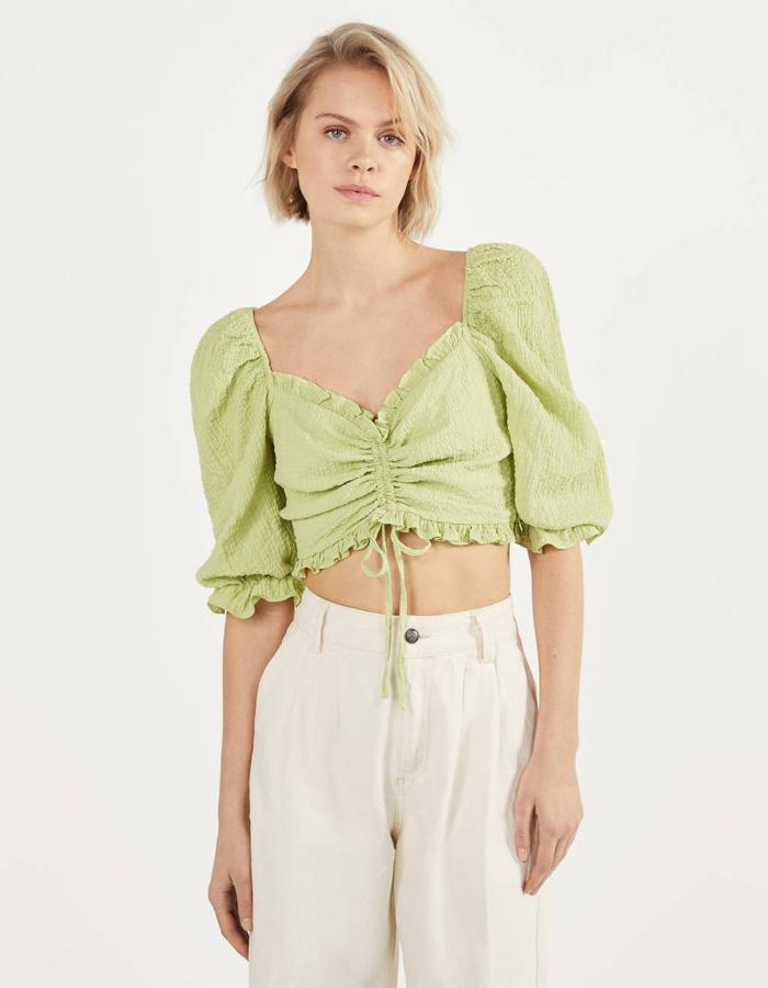 Top en verde lima con mangas abullonadas y fruncido, de Bershka (17,99 euros).