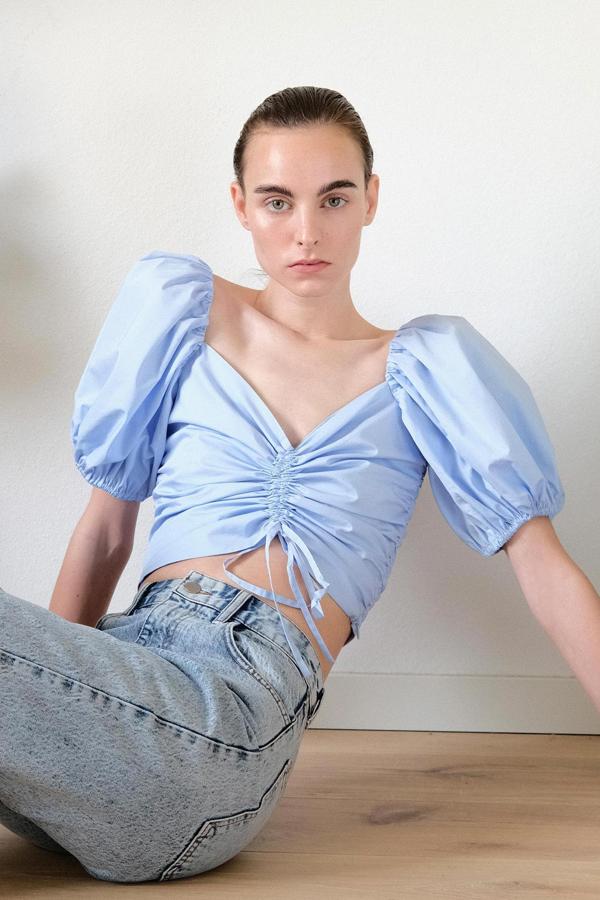 Top azul con mangas farol y fruncido en el centro, de Sfera (29,95 euros).