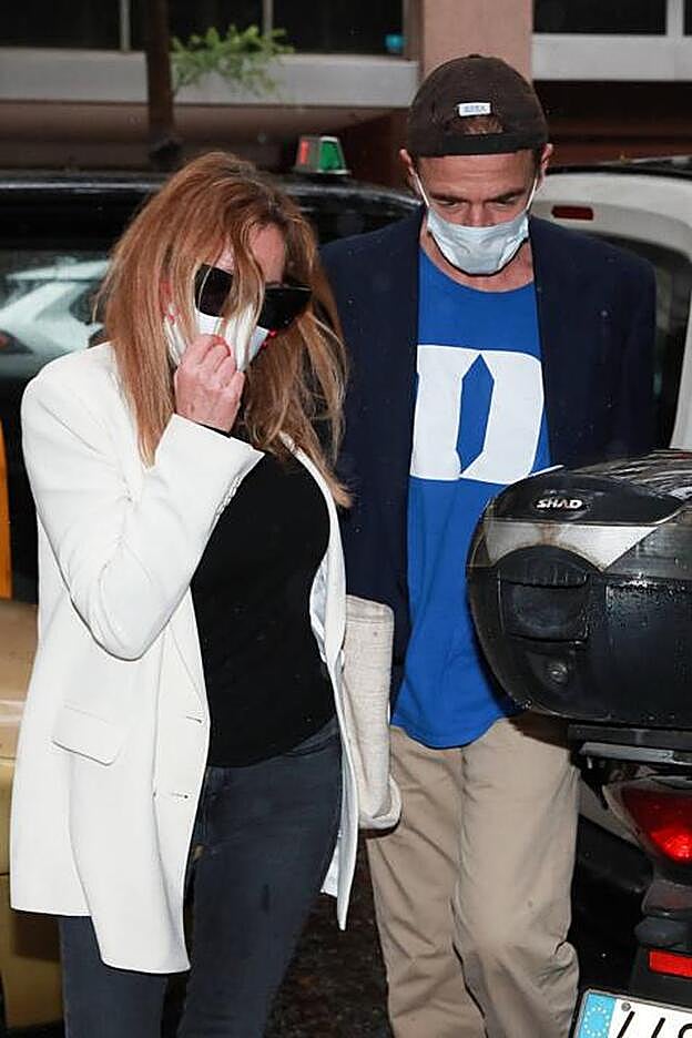 Ana Obregón y Alessandro Lequio a su llegada al tanatorio de Barcelona donde han velado a su hijo.