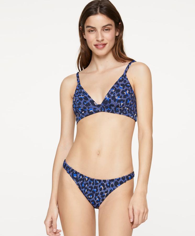 Con estampado de leopardo en tonos azul, este bikini de sujetador (19,99 euros) triangular con tirantes ajustables y braguita (12,99 euros) es uno de los más deseados.