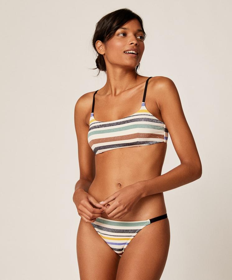 A rayas multicolor con hilo metalizado, este bikini está formado por top (17,99 euros) sin aro y cierre regulable a la espalda y braguita (12,99 euros) a juego con goma elástica en los laterales.
