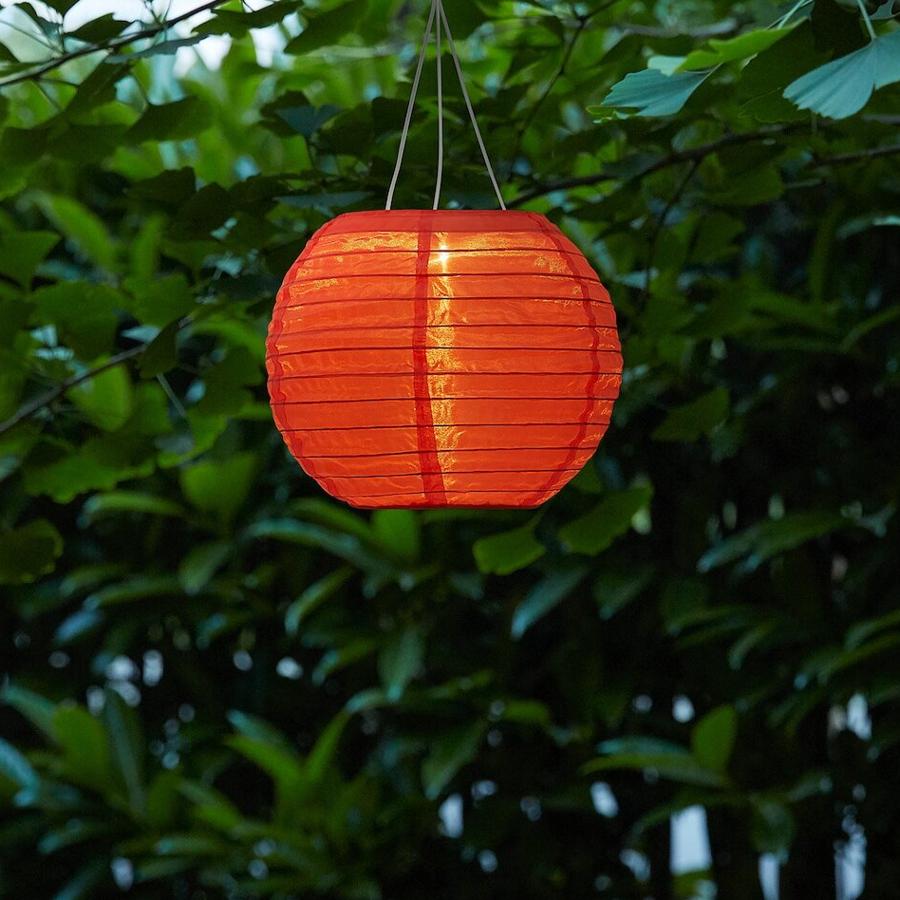 Pensada para exteriores, esta lámpara de techo solar LED con forma de globo en color naranja es una de las recién llegadas a Ikea. Tiene un precio de 6 euros.