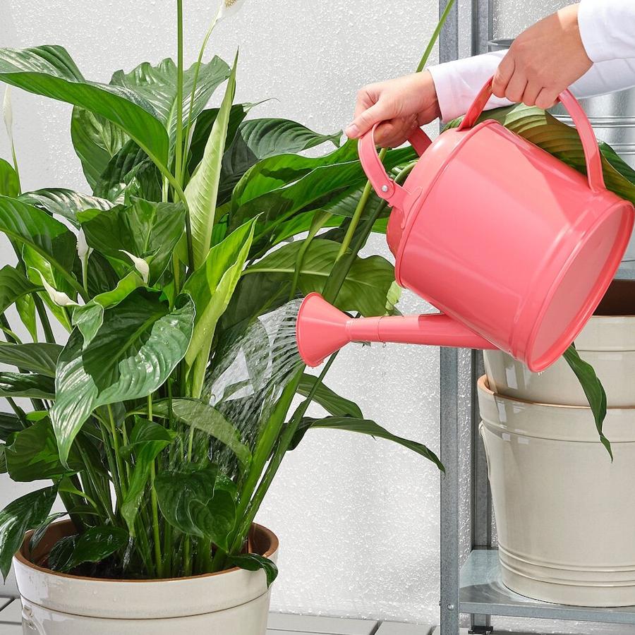 Otra de las novedades de la colección de Ikea es esta regadera en color rosa creada con materiales reciclables. Tiene un precio de 13 euros.