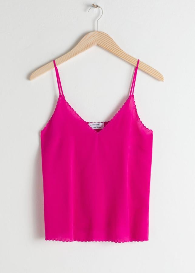Este top de seda con ribete en el borde es de & Other Stories. En color fucsia, también está disponible en negro, cuenta con tirantes regulables y tiene un precio de 59 euros.