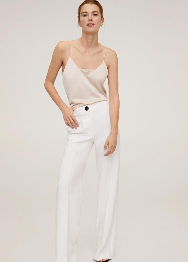 Mango nos propone este top en rosa pastel (también está en color negro) con escote de pico y detalle de encaje fino que tiene un precio de 19,99 euros.