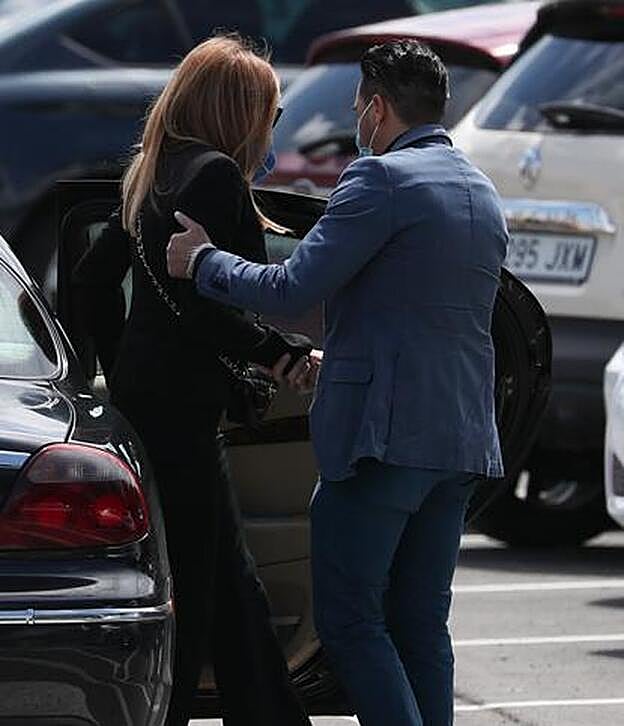Ana Obregón llegaba al tanatorio de Madrid acompaña de su exmarido, Alessandro Lequio.