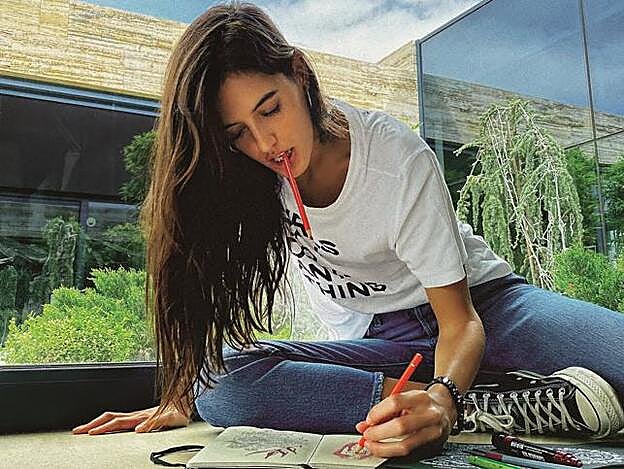 Camiseta de Zadig & Voltaire, vaqueros de Levi’s, deportivas de Converse y pendientes y reloj de Aristocrazy.