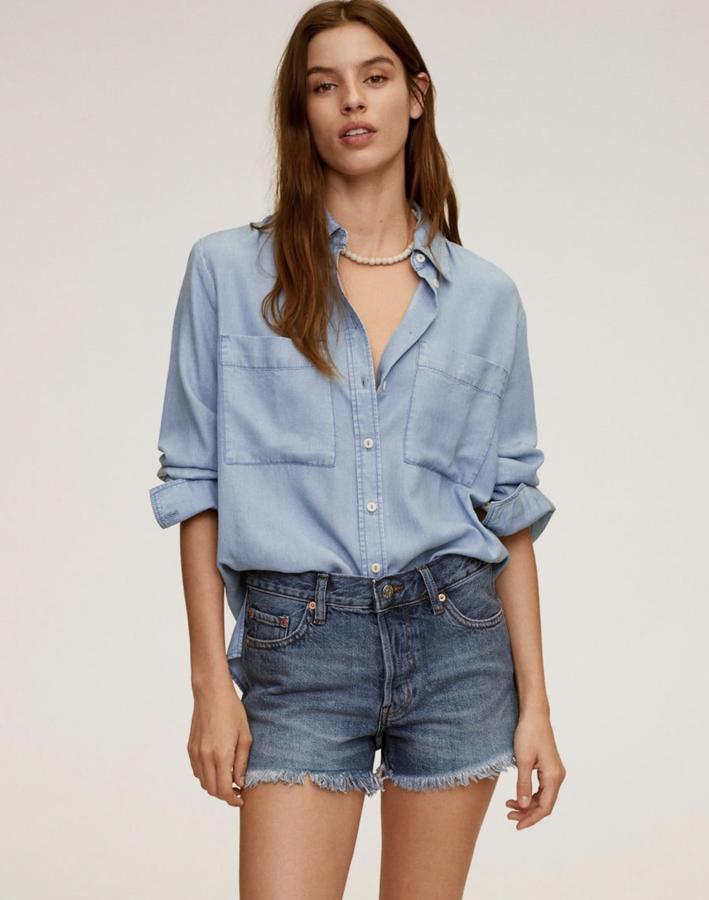 Los pantalones cortos más populares del verano son, sin duda, los shorts denim. Como este de Mango, con bajo deshilachado, que cuestan 19,99 euros.