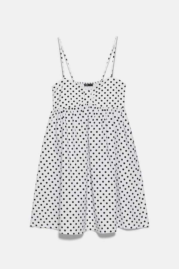 En color blanco con lunares negros, este veraniego vestido de tirantes finos con escote de pico es de Zara y tiene un precio de 19,95 euros.