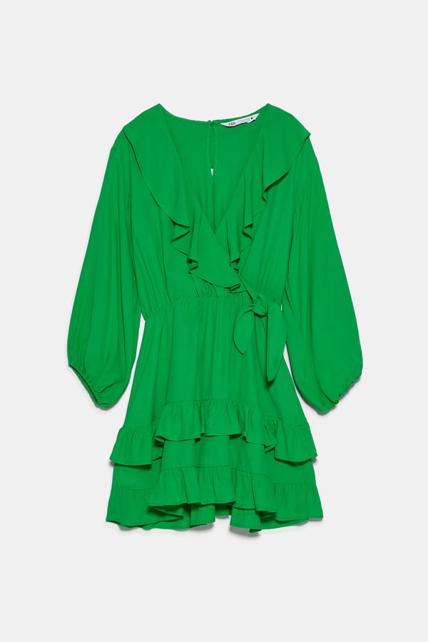 Este vestido mono de escote de pico cruzado y manga larga es de un favorecedor color verde. Con volantes y lazada en la parte delantera, tiene un precio de 29,95 euros.