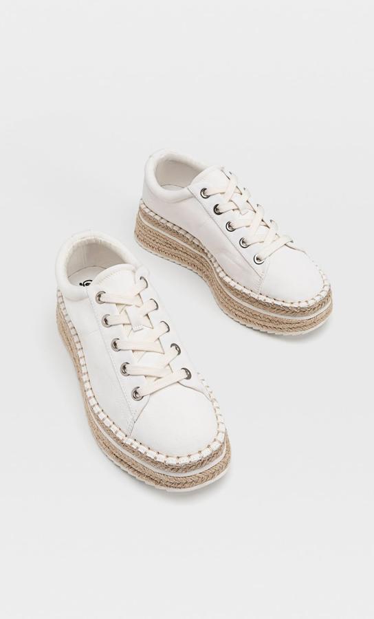 Esta alpargata tipo deportiva con plataforma de yute y cordones tiene una altura de cinco centímetros. Rebajada a la mitad de su precio, ahora cuesta 17,99 euros.