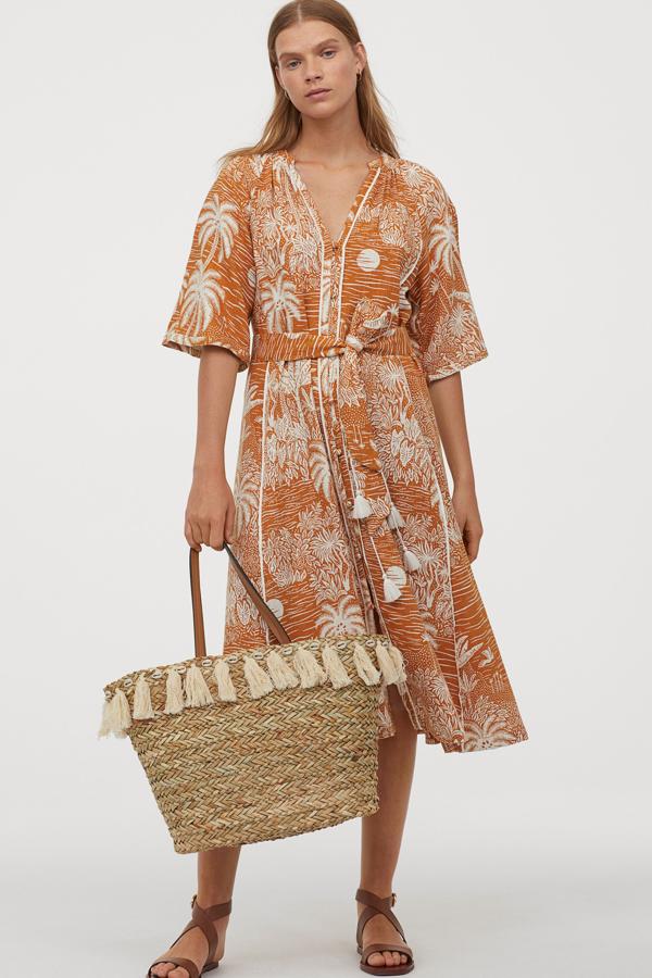 Una de las piezas estrellas de la colección de H&M es este vaporoso caftán en color terracota con cinturón en el mismo tejido. Tiene un precio de 39,99 euros.