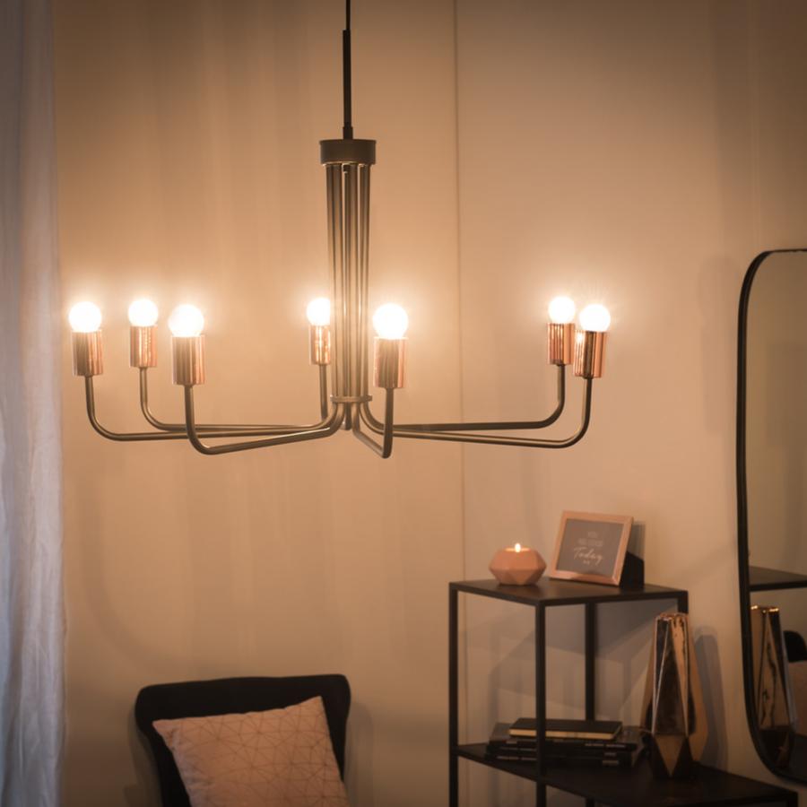 Maisons du Monde nos propone esta lámpara de araña de siete ramas de metal negro y cobrizo. Combinando el estilo retro con el contemporáneo, utiliza bombillas LED y tiene un precio de 130 euros.