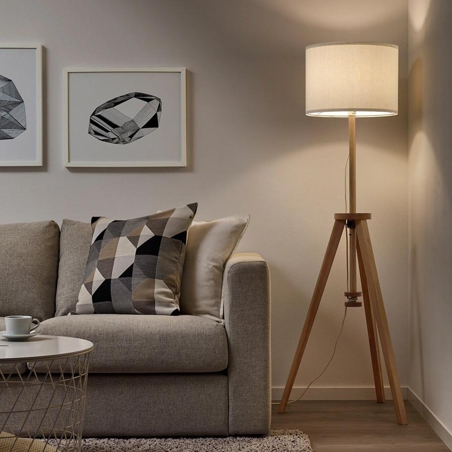 Esta lámpara de pie de Ikea crea una agradable iluminación de ambiente gracias a su tulipa en color blanco y fabricada con botellas recicladas. Para la base de madera maciza se han utilizado recursos sostenibles. Tiene un precio de 49,99 euros.