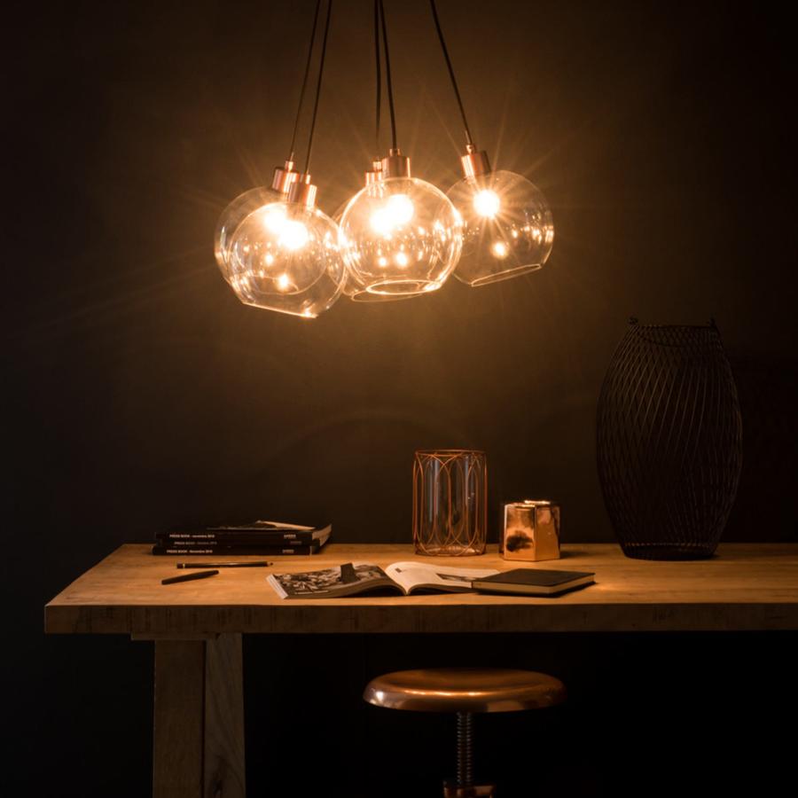 Con cinco bolas de cristal y metal cobrizo, esta lámpara de techo de Maisons du Monde será la protagonista de tu decoración. Tiene un precio de 130 euros.