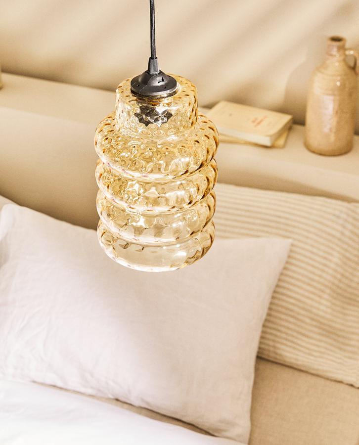 En Zara Home encontramos esta lámpara de suspensión con pantalla de vidrio en relieve de color amarillo vintage. Tiene un precio de 49,99 euros.