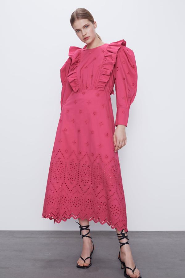 De corte midi, cuello redondo y manga larga, este vestido rosa con detalle de volantes y bordados perforados tiene un precio de 49,95 euros. En la parte trasera tiene una lazada y una cremallera oculta.