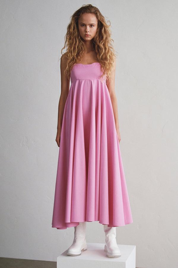 Cómodo y muy favorecedor, este vestido midi con escote recto y tirantes finos cruzados en la espalda cuenta además con bolsillos en los laterales. Tiene un precio de 29,95 euros.