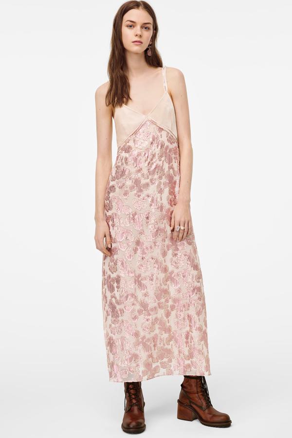 En rosa claro, este vestido de edición limitada con tirantes finos y escote de pico cuenta con tejido jacquard combinado con hilos metalizados. Tiene un precio de 89,95 euros.