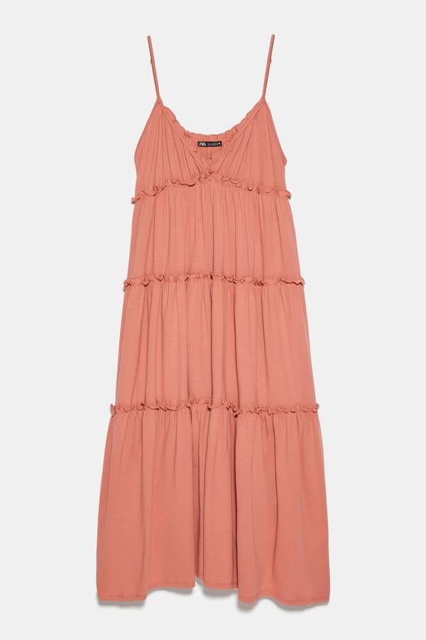 Este vestido largo en color rosa de tirantes finos y escote de pico cuenta con detalle de volantes. Confeccionado en 100% algodón orgánico y tiene un precio de 17,95 euros.
