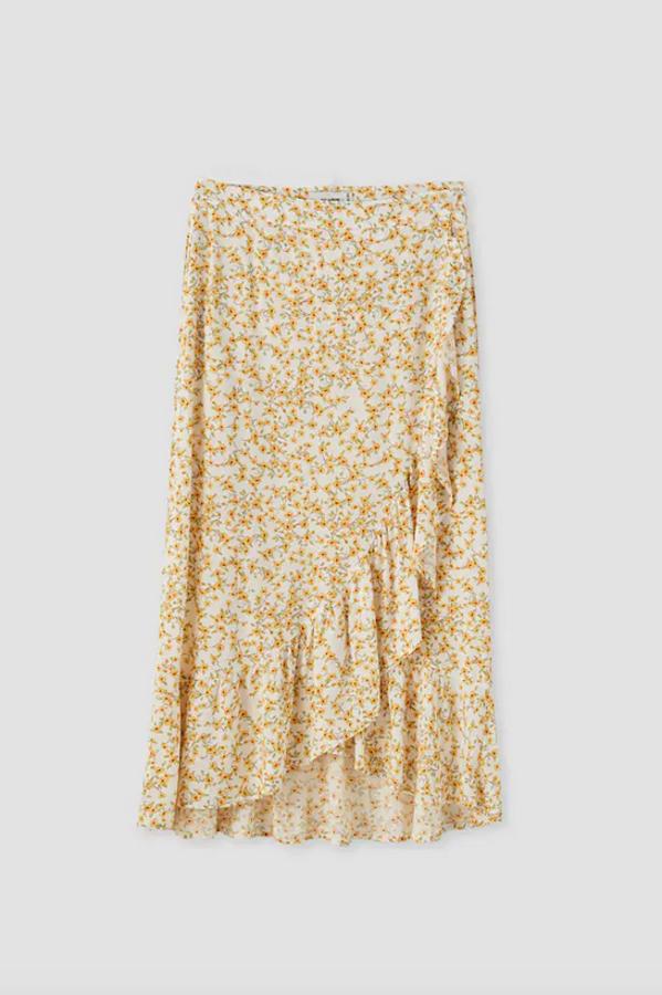 Diseño cruzado tipo pareo con detalle de volante para esta falda midi de Pull&Bear con estampado de flores en tonos amarillos y verdes. Confeccionada en viscosa, cuesta 22,99 euros y está disponible entre las tallas XS y XL.
