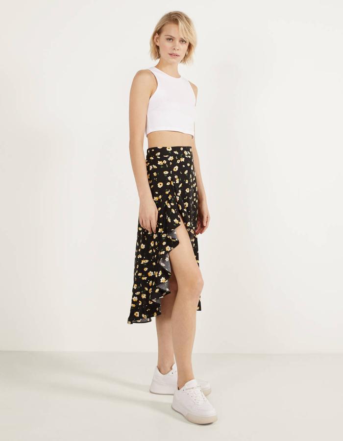 Entre las propuestas más veraniegas de Bershka esta esta falda con abertura lateral amplia. De fondo negro y flores amarillas, tiene un precio de 22,99 euros y está disponible entre las tallas XS y L.