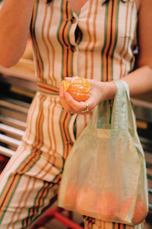 El bolso de organza que Gala González ha creado para Amlul.