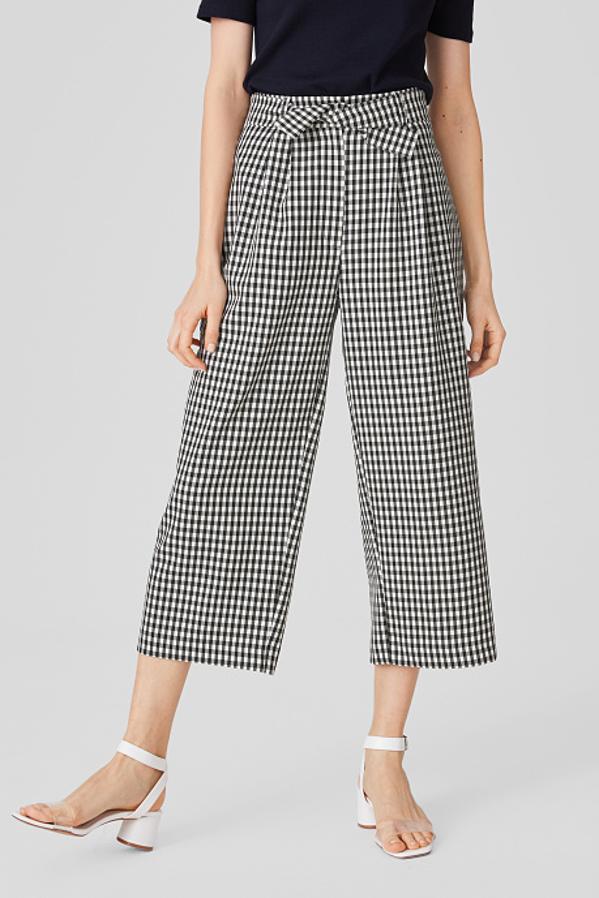 Entre nuestros culotte favoritos está este con uno de los diseños primaverales por excelencia, el cuadro vichy. Con cinturón a tono y dos bolsillos interiores, solo se vende en la web de la firma por 34,90 euros. Está disponible entre las tallas 34 y 40.