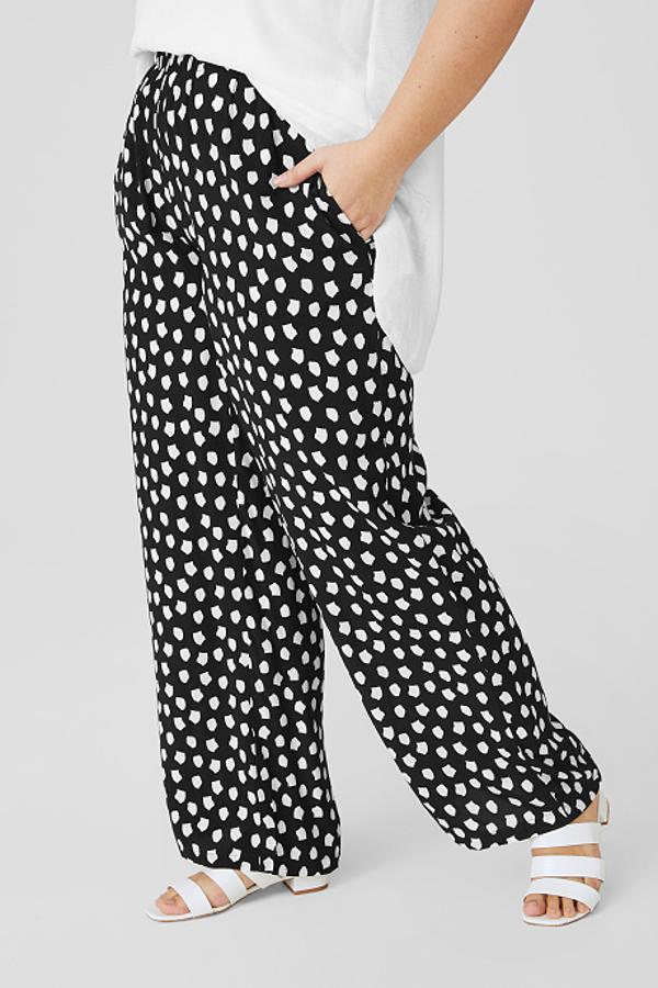 En tejido ligero y un simpático estampado de lunares poco redondeados, este pantalón palazzo tiene un precio de 29,90 euros y está disponible entre las tallas 44 y 58.