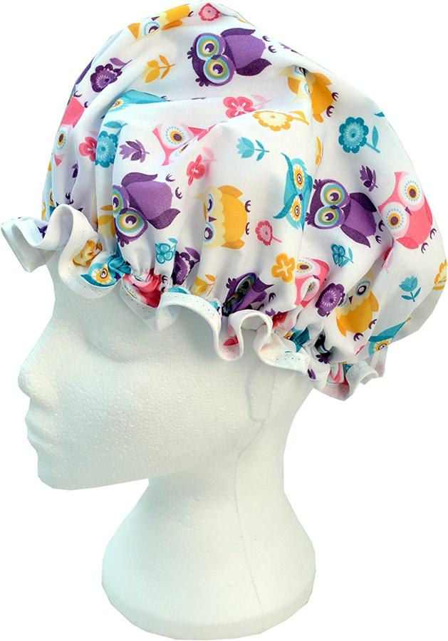 Forro impermeable y exterior de algodón con un colorido estampado de búhos para este gorro de ducha con 24 centímetros de diámetro que tiene  un precio de 11,10 euros en Amazon .