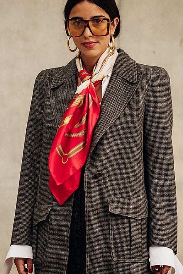 El pañuelo al cuello suele moverse bastante, pero si lo llevas tipo corbata puedes olvidate de él durante todo el día.