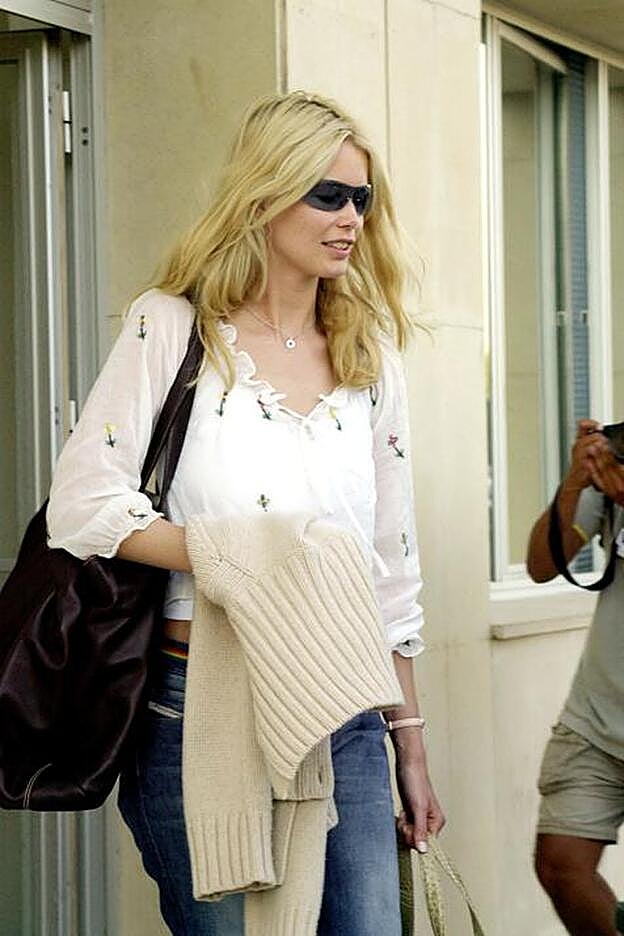 El uniforme oficial para viajes de Claudia Schifffer incluía, en los años 90, vaqueros.